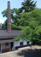 漆喰の白さ際立つ酒造蔵～夏の陽ざしと木陰